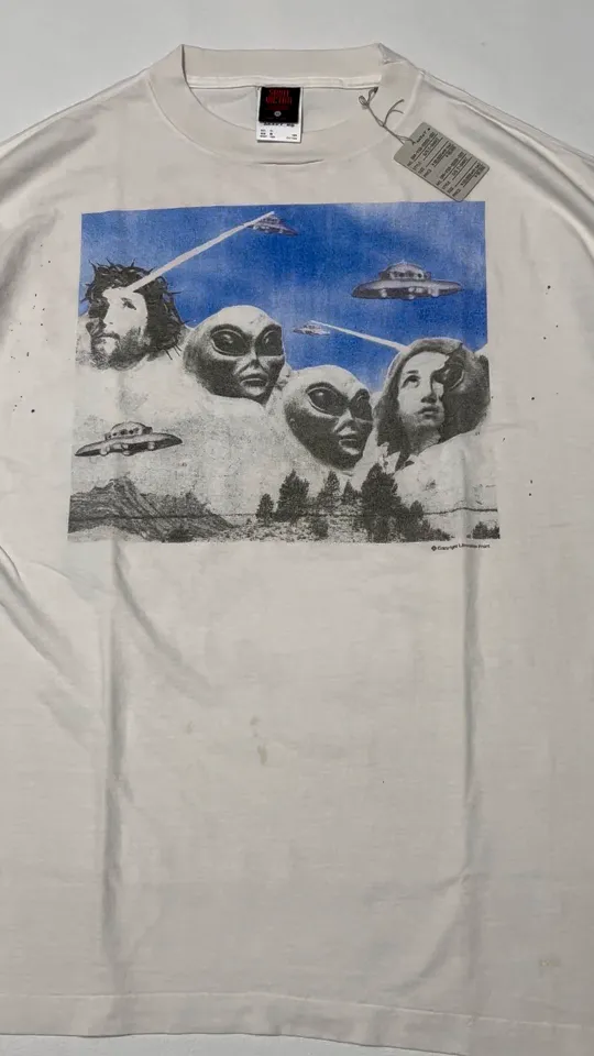 SAINT Mxxxxxx × Sean Wotherspoon SW_SS TEE/KIKI/WHT Alien Crisis/Alien President Mountain TEE Off-white S-XL Super handsome co-branded alien print design Ultra-difficult printing restoration High printing difficulty The word 'Crisis' is printed on the body and sleeve bones Correct version Customized SW co-branded accessories/cylindrical side seam fabric Enzyme heavy washing water distressing Handmade garments with graffiti and ink splashing